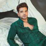 Karan Kundrra Instagram - hazaro khwahishein aisi ki har khwaish pe dam nikle bahut nikle mere armaan, lekin phir bhi kum nikle 🎭 Concept : @appu.rentlyblunt @tgbtroop Shot by : @that.nikhil Styled by : @shreeum Style team : @muskaaaaaanshah Jewellery : @boroboro.in Shoes : @paaduks Kurta : @bharat_reshma Hair : @hairstyle_by_sahilkhan Makeup : @makeupbymangesh