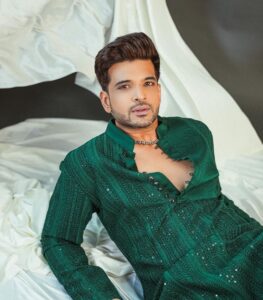 Karan Kundrra Instagram - hazaro khwahishein aisi ki har khwaish pe dam nikle bahut nikle mere armaan, lekin phir bhi kum nikle 🎭 Concept : @appu.rentlyblunt @tgbtroop Shot by : @that.nikhil Styled by : @shreeum Style team : @muskaaaaaanshah Jewellery : @boroboro.in Shoes : @paaduks Kurta : @bharat_reshma Hair : @hairstyle_by_sahilkhan Makeup : @makeupbymangesh