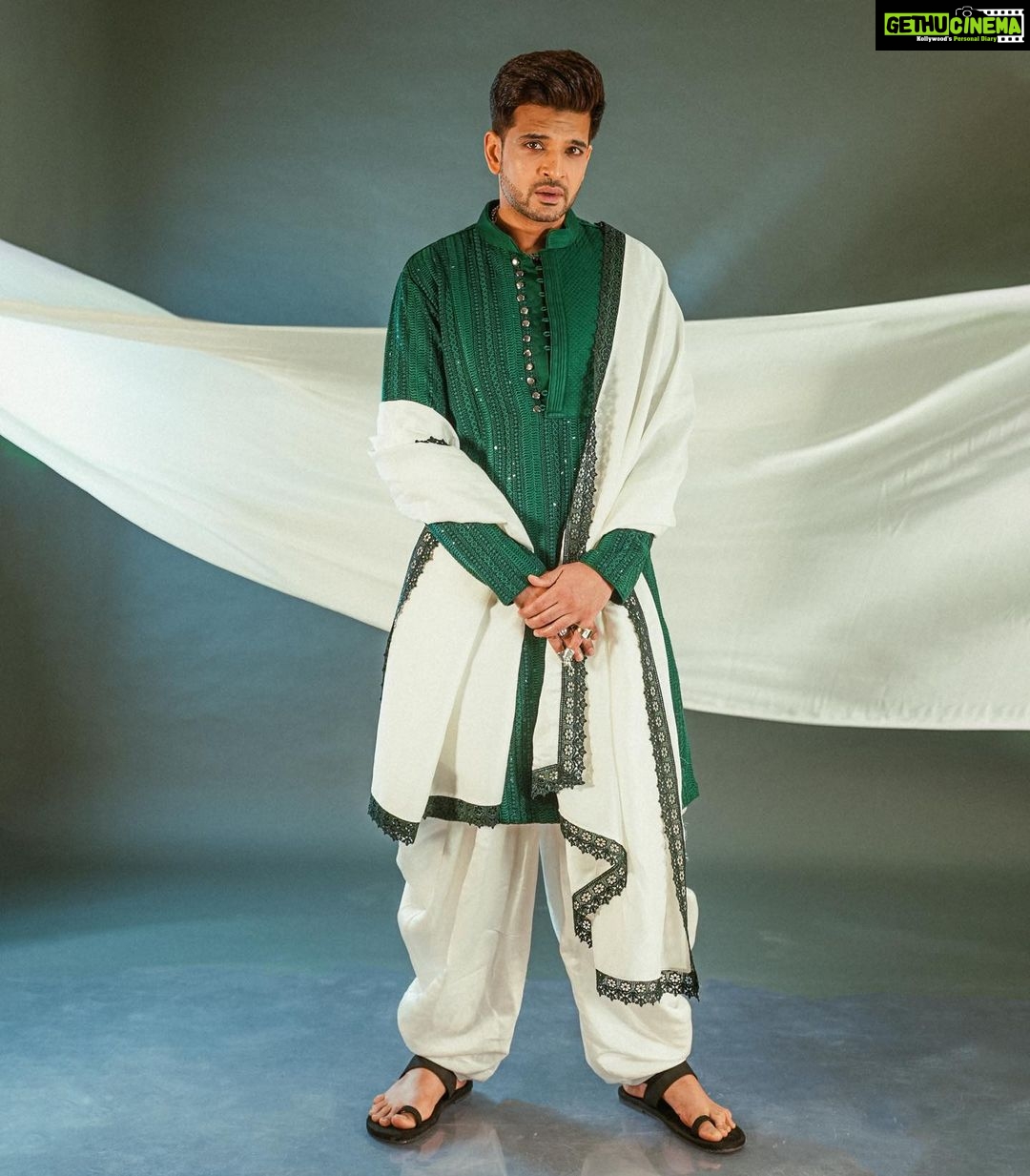 Karan Kundrra Instagram - hazaro khwahishein aisi ki har khwaish pe dam nikle bahut nikle mere armaan, lekin phir bhi kum nikle 🎠Concept : @appu.rentlyblunt @tgbtroop Shot by : @that.nikhil Styled by : @shreeum Style team : @muskaaaaaanshah Jewellery : @boroboro.in Shoes : @paaduks Kurta : @bharat_reshma Hair : @hairstyle_by_sahilkhan Makeup : @makeupbymangesh