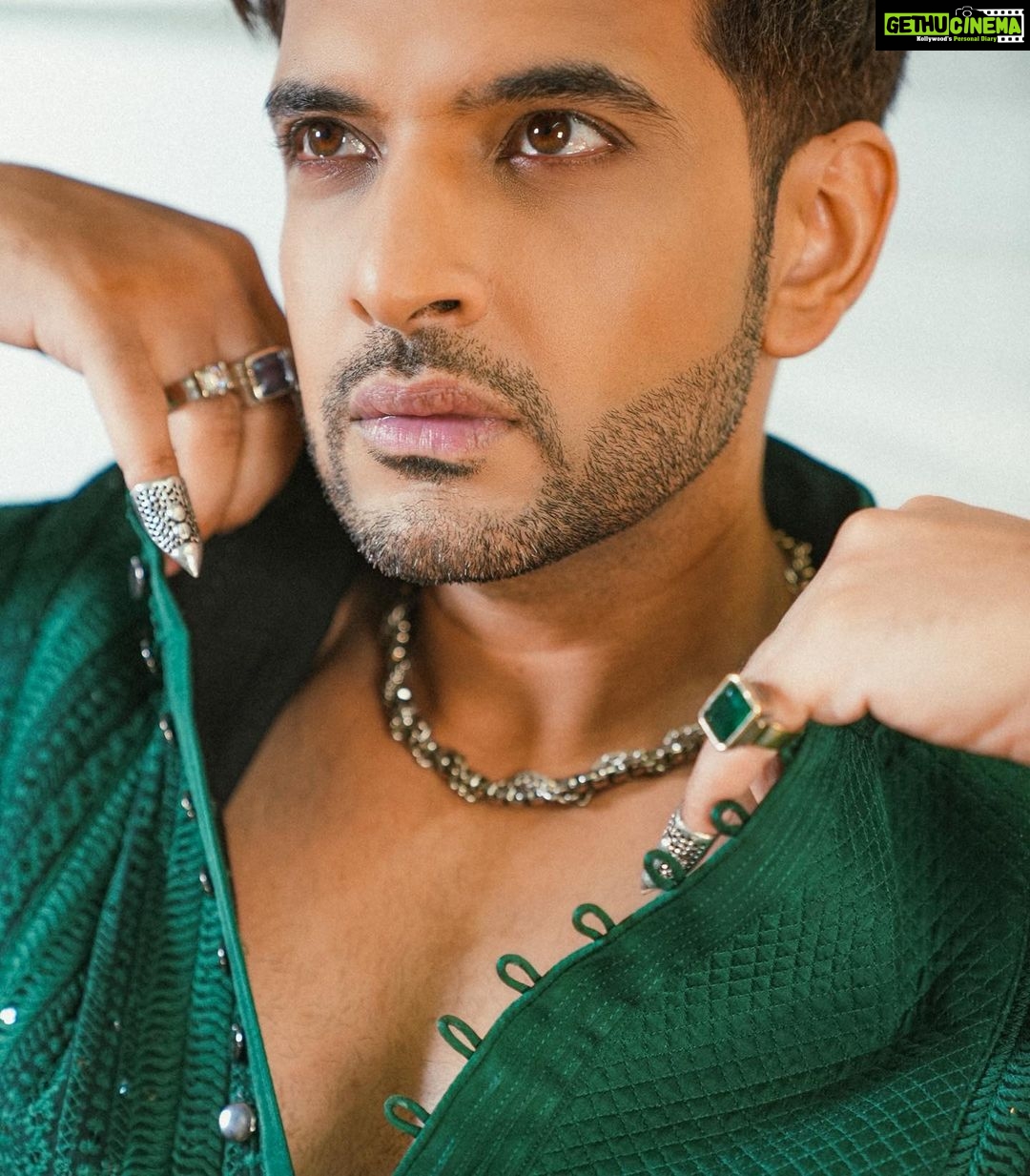 Karan Kundrra Instagram - hazaro khwahishein aisi ki har khwaish pe dam nikle bahut nikle mere armaan, lekin phir bhi kum nikle 🎠Concept : @appu.rentlyblunt @tgbtroop Shot by : @that.nikhil Styled by : @shreeum Style team : @muskaaaaaanshah Jewellery : @boroboro.in Shoes : @paaduks Kurta : @bharat_reshma Hair : @hairstyle_by_sahilkhan Makeup : @makeupbymangesh