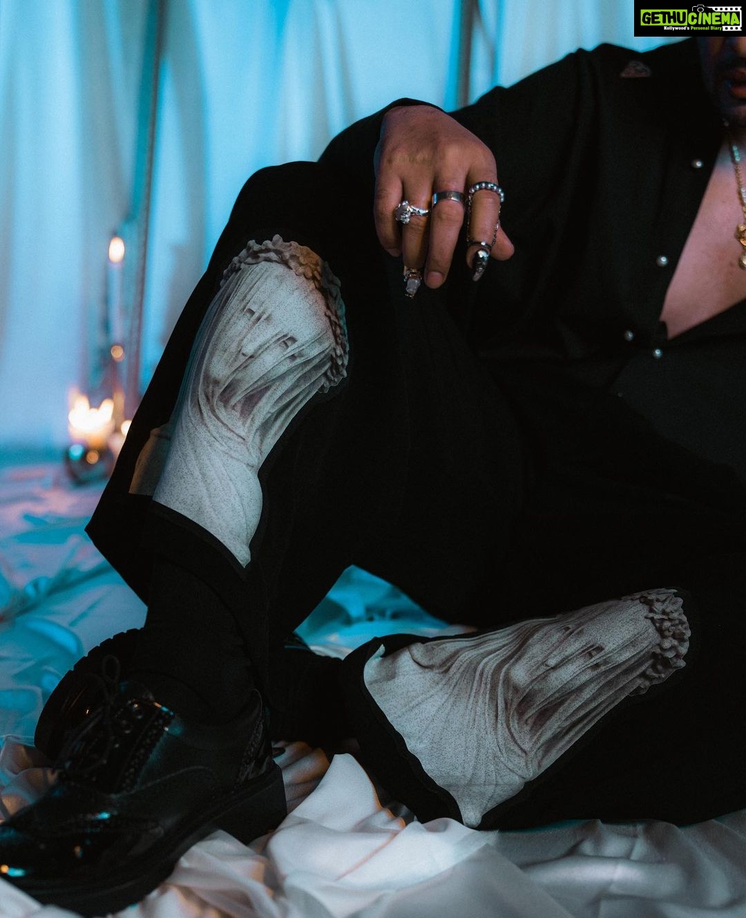 Karan Kundrra Instagram - Unrestrained. Like the God of Poseidon. Today, came out to play. Concept: @appu.rentlyblunt @tgbtroop Shot by: @that.nikhil @dotstudiosmumbai Styled by: @shreeum #StyledByTGB Style team : @anushakala Rings: @nenikaar @amamajewels Shoes: @jeetinder_sandhu Shirt: @siddhantagrawallabel (reworked) Pants: @dromodaa (reworked) Necklace: @hars_bijoux