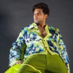 Karan Kundrra Instagram - Back to the future 🔫 Concept : @appu.rentlyblunt @tgbtroop Shot by : @that.nikhil @dotstudiosmumbai Styled by : @shreeum #StyledByTGB Style team : @anushakala Outfit : @bybhasin Coat : @houseofdk Shoes : @zufr_india Necklace : @dripproject.co