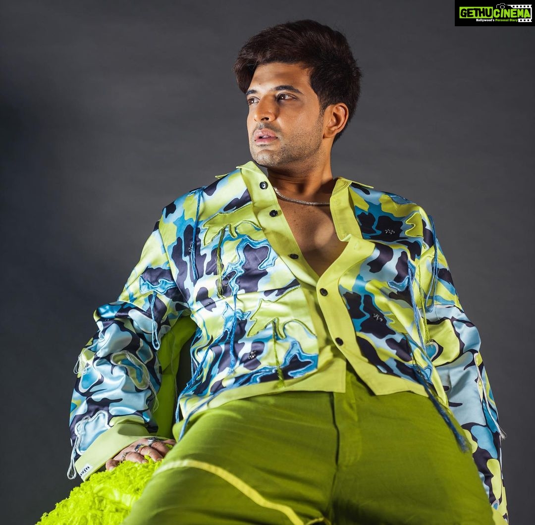 Karan Kundrra Instagram - Back to the future š« Concept : @appu.rentlyblunt @tgbtroop Shot by : @that.nikhil @dotstudiosmumbai Styled by : @shreeum #StyledByTGB Style team : @anushakala Outfit : @bybhasin Coat : @houseofdk Shoes : @zufr_india Necklace : @dripproject.co