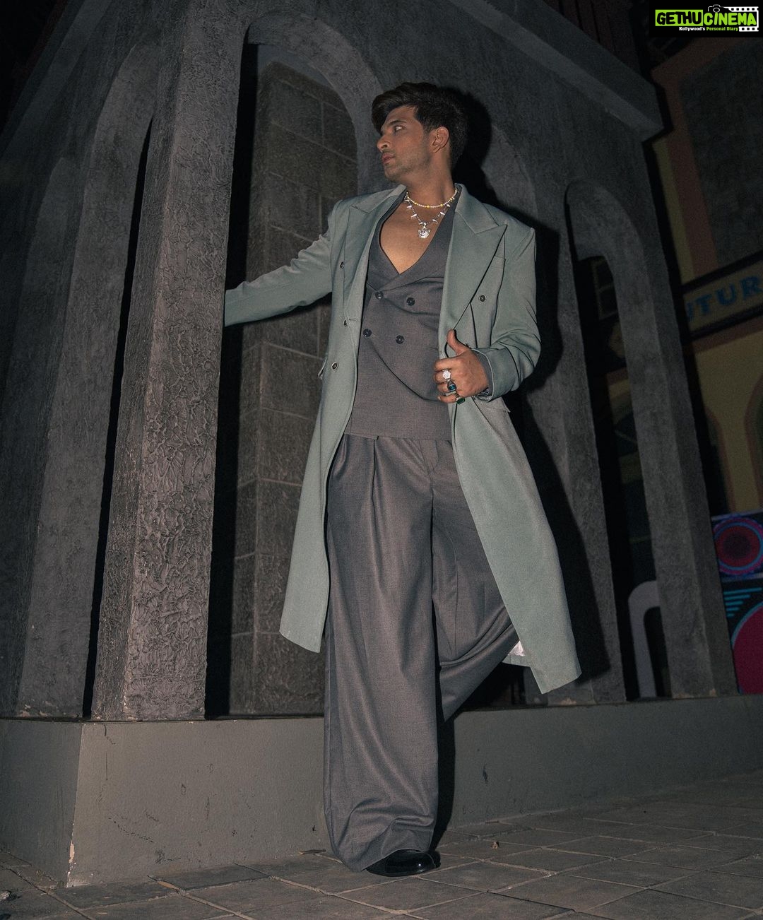 Karan Kundrra Instagram - Frosty never looked this good❄️ Concept : @appu.rentlyblunt @tgbtroop Shot by : @that.nikhil Styled by : @shreeum Style team : @anushakala Necklaces : @dripproject.co @beadieboostore Rings : @dripproject.co @houseofshikha Shoes : @lussolifestyleofficial Suit : Custom 🔥