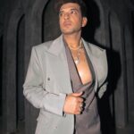 Karan Kundrra Instagram - Frosty never looked this good❄️ Concept : @appu.rentlyblunt @tgbtroop Shot by : @that.nikhil Styled by : @shreeum Style team : @anushakala Necklaces : @dripproject.co @beadieboostore Rings : @dripproject.co @houseofshikha Shoes : @lussolifestyleofficial Suit : Custom 🔥