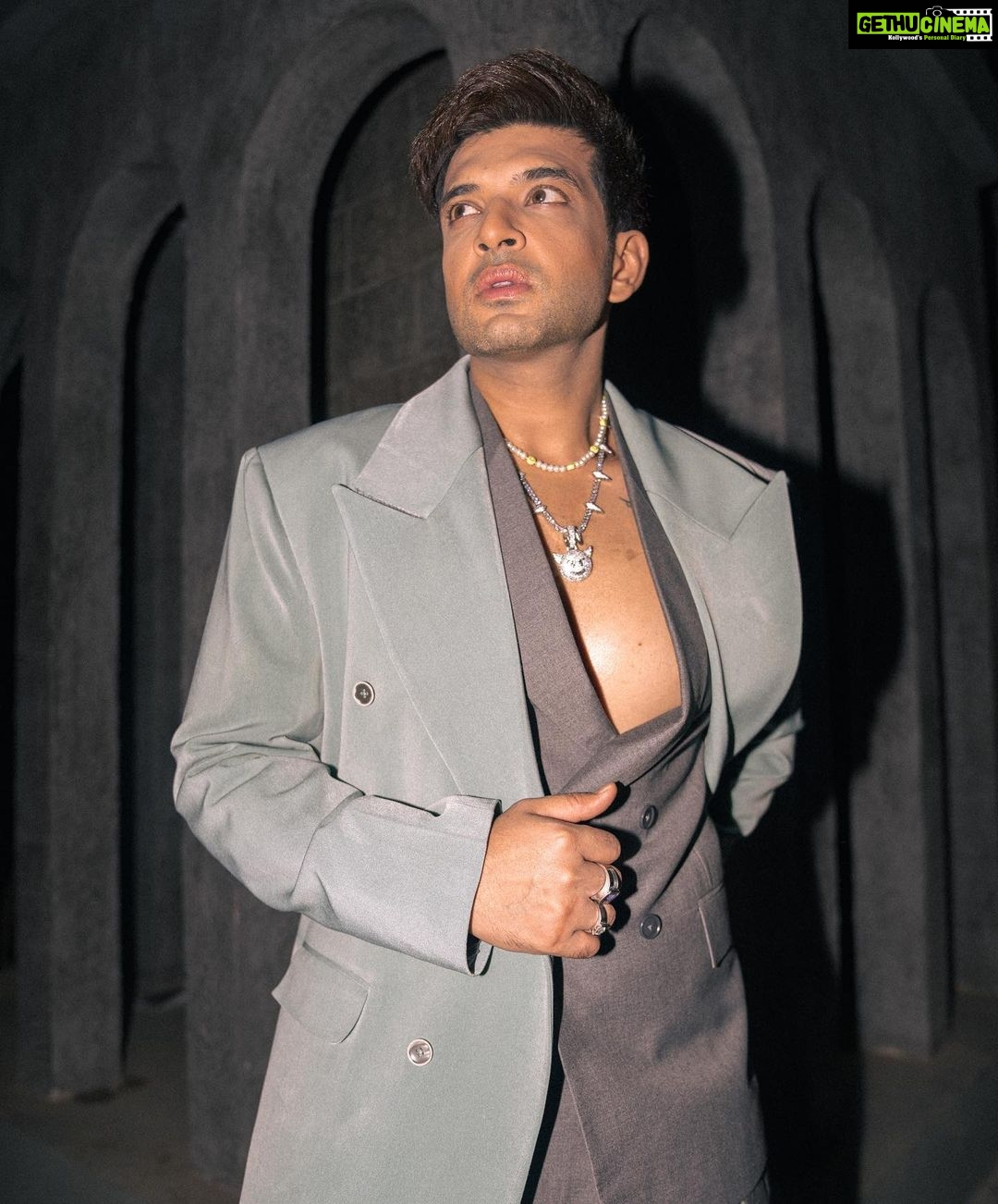 Karan Kundrra Instagram - Frosty never looked this good❄️ Concept : @appu.rentlyblunt @tgbtroop Shot by : @that.nikhil Styled by : @shreeum Style team : @anushakala Necklaces : @dripproject.co @beadieboostore Rings : @dripproject.co @houseofshikha Shoes : @lussolifestyleofficial Suit : Custom 🔥