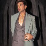 Karan Kundrra Instagram - Frosty never looked this good❄️ Concept : @appu.rentlyblunt @tgbtroop Shot by : @that.nikhil Styled by : @shreeum Style team : @anushakala Necklaces : @dripproject.co @beadieboostore Rings : @dripproject.co @houseofshikha Shoes : @lussolifestyleofficial Suit : Custom 🔥