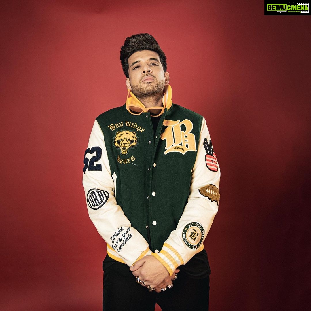 Karan Kundrra Instagram - Most Wanted Munda🍊 Shot by : @that.nikhil Concept : @appu.rentlyblunt @tgbtroop Styled by : @shreeum #StyledbyTGB Style team : @anushakala Jacket courtesy : @superdryindia Jewels : @inoxjewelryin Shot at @dotstudiosmumbai