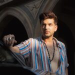 Karan Kundrra Instagram - Dil de naal jigarraa vi rakhdaa.. Tahin yaraan de naal dushman vi rakhdaa.. Pitth pichey taan saare nafrat felaandey.. Mein tere mooh tey tera sach dassda..! #HarMaidanFateh