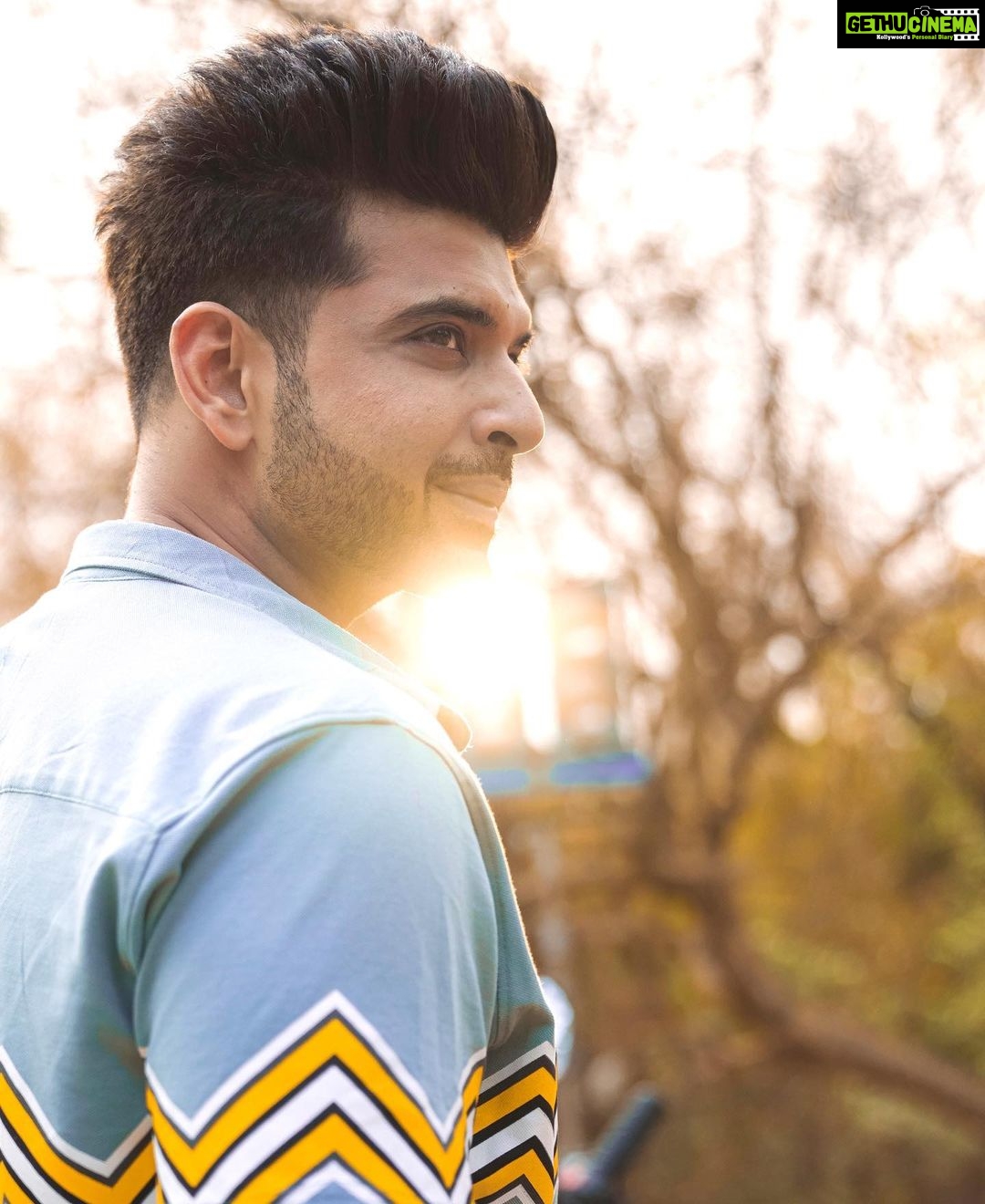 Karan Kundrra Instagram - blue n yellow ✌🏼 Film City