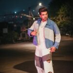 Karan Kundrra Instagram - waqt ki khaasiyat yahi hai.. sabka aata hai.. kal tumhara tha.. aaj mera hai..! #HarMaidanFateh Styled by: @dollaypop Asst: @deepanshigoell @singlasahab04 @_trisha.nair_ Jacket - @farakwear Pants - @siddhantagrawallabel @nidhimihirpr
