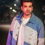 Karan Kundrra Instagram - waqt ki khaasiyat yahi hai.. sabka aata hai.. kal tumhara tha.. aaj mera hai..! #HarMaidanFateh Styled by: @dollaypop Asst: @deepanshigoell @singlasahab04 @_trisha.nair_ Jacket - @farakwear Pants - @siddhantagrawallabel @nidhimihirpr