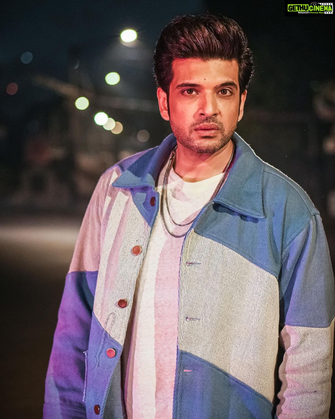 Karan Kundrra Instagram - waqt ki khaasiyat yahi hai.. sabka aata hai.. kal tumhara tha.. aaj mera hai..! #HarMaidanFateh Styled by: @dollaypop Asst: @deepanshigoell @singlasahab04 @_trisha.nair_ Jacket - @farakwear Pants - @siddhantagrawallabel @nidhimihirpr