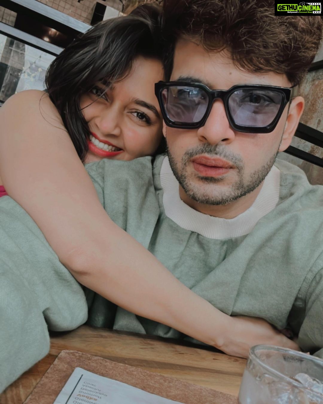 Karan Kundrra Instagram - Fries, sloppy joe, frankfurter, hefeweizen and a lager please Thanks ♥️