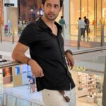 Karan Sharma Instagram - Do you think black suits me 😎 ? #karansharma #travelphotography #duabi . . #maninblack #bhurjkhalifa