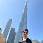 Karan Sharma Instagram - Do you think black suits me 😎 ? #karansharma #travelphotography #duabi . . #maninblack #bhurjkhalifa