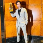 Karan Sharma Instagram - Every honour, every award is important.! And when you are invited all the way to #dubai to receive #dadasahebphalke award it becomes more special.! I am fortunate to be blessed with such beautiful moments and a big thank you goes to all my fans who have always loved me.! 🙏🤗… Glad to Receive The Most Endearing Stardom of television industry from @beingshera bhai ❤️🤗 🙏 .#dadasahibphalkeiconaward . . Style by : @nitinssinghdesignerindia . #karansharma #blessed #thankfull #sasuralsimarka2 #vivaan Dubai, U.A.E.