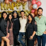 Karan Sharma Instagram - Now few pictures with my real life family n friends 😬🥰. .you guys are my strength in mumbai city . May GOD Bless you all . May you achieve all your dreams … Love you guys 🤗❤️😘!! . Ps :- sorry agar kisi ki pic post main nahin hai to.. as only 10 pics are allowed by Instagram 😬😄 . #karansharma #birthday #love #blessings