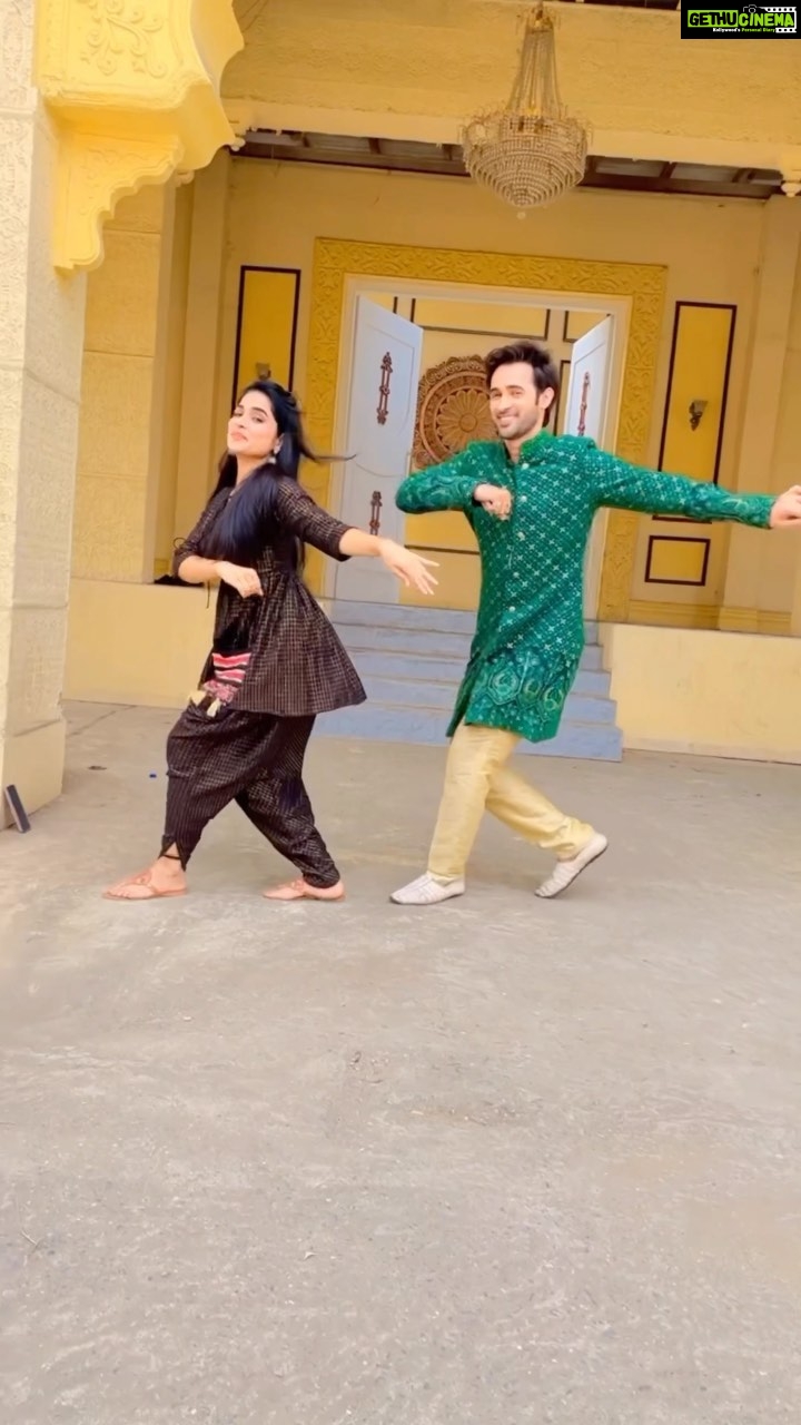 Karan Sharma Instagram - Going with the trend #tumtum @hemaa_sood …😎