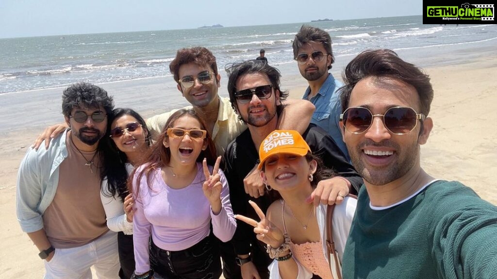 Karan Sharma Instagram - Ye gang kuch alag hai 😍😎❤️🤗 @avinashmukherjee_ @tanyasharma27 @radhikamuthukumar_official @kreetika10 @sanctimonious_fanatic @summitbhardwaj @akashrjagga - Love you guys .. Maza agya 😍😍 !! #vacationmode #karansharma #friends