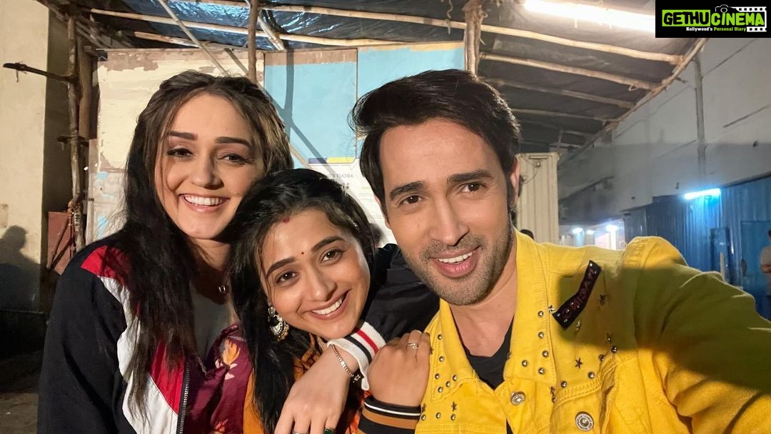 Karan Sharma Instagram - Hero - Hero Hota hai π - saving my heroines in night shoot @tanyasharma27 @radhikamuthukumar_official - Can you guys guess ?why I am saying so ?π . #reevaan #tanyasharma #radhikamuthukumar #karansharma