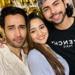 Karan Sharma Instagram - Now few pictures with my real life family n friends 😬🥰. .you guys are my strength in mumbai city . May GOD Bless you all . May you achieve all your dreams … Love you guys 🤗❤️😘!! . Ps :- sorry agar kisi ki pic post main nahin hai to.. as only 10 pics are allowed by Instagram 😬😄 . #karansharma #birthday #love #blessings