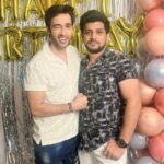 Karan Sharma Instagram - Now few pictures with my real life family n friends 😬🥰. .you guys are my strength in mumbai city . May GOD Bless you all . May you achieve all your dreams … Love you guys 🤗❤️😘!! . Ps :- sorry agar kisi ki pic post main nahin hai to.. as only 10 pics are allowed by Instagram 😬😄 . #karansharma #birthday #love #blessings