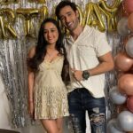 Karan Sharma Instagram - Now few pictures with my real life family n friends 😬🥰. .you guys are my strength in mumbai city . May GOD Bless you all . May you achieve all your dreams … Love you guys 🤗❤️😘!! . Ps :- sorry agar kisi ki pic post main nahin hai to.. as only 10 pics are allowed by Instagram 😬😄 . #karansharma #birthday #love #blessings