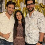 Karan Sharma Instagram - Now few pictures with my real life family n friends 😬🥰. .you guys are my strength in mumbai city . May GOD Bless you all . May you achieve all your dreams … Love you guys 🤗❤️😘!! . Ps :- sorry agar kisi ki pic post main nahin hai to.. as only 10 pics are allowed by Instagram 😬😄 . #karansharma #birthday #love #blessings