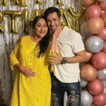 Karan Sharma Instagram - #happybirthdaytome - Toh Sasural se start karte hai 😬.. … Thanks a lot to my SSK2 family for being there with me for my birthday celebration 🥰… kuch family members party enjoy karte rehgaye pic click hi nahin ki 😬😂.. but I love you all ❤️😘 . @vibha_bhagat @rajevpaul @avinashmukherjee_ @jayatibhatia @radhikamuthukumar_official @sanctimonious_fanatic @itsshubhanshisingh @tanyasharma27 @aravchowdharry @rupeshkotwani_ @sanctimonious_fanatic #karansharma #happybirthday