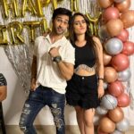 Karan Sharma Instagram - #happybirthdaytome - Toh Sasural se start karte hai 😬.. … Thanks a lot to my SSK2 family for being there with me for my birthday celebration 🥰… kuch family members party enjoy karte rehgaye pic click hi nahin ki 😬😂.. but I love you all ❤️😘 . @vibha_bhagat @rajevpaul @avinashmukherjee_ @jayatibhatia @radhikamuthukumar_official @sanctimonious_fanatic @itsshubhanshisingh @tanyasharma27 @aravchowdharry @rupeshkotwani_ @sanctimonious_fanatic #karansharma #happybirthday