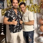 Karan Sharma Instagram - #happybirthdaytome - Toh Sasural se start karte hai 😬.. … Thanks a lot to my SSK2 family for being there with me for my birthday celebration 🥰… kuch family members party enjoy karte rehgaye pic click hi nahin ki 😬😂.. but I love you all ❤️😘 . @vibha_bhagat @rajevpaul @avinashmukherjee_ @jayatibhatia @radhikamuthukumar_official @sanctimonious_fanatic @itsshubhanshisingh @tanyasharma27 @aravchowdharry @rupeshkotwani_ @sanctimonious_fanatic #karansharma #happybirthday