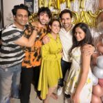 Karan Sharma Instagram - #happybirthdaytome - Toh Sasural se start karte hai 😬.. … Thanks a lot to my SSK2 family for being there with me for my birthday celebration 🥰… kuch family members party enjoy karte rehgaye pic click hi nahin ki 😬😂.. but I love you all ❤️😘 . @vibha_bhagat @rajevpaul @avinashmukherjee_ @jayatibhatia @radhikamuthukumar_official @sanctimonious_fanatic @itsshubhanshisingh @tanyasharma27 @aravchowdharry @rupeshkotwani_ @sanctimonious_fanatic #karansharma #happybirthday