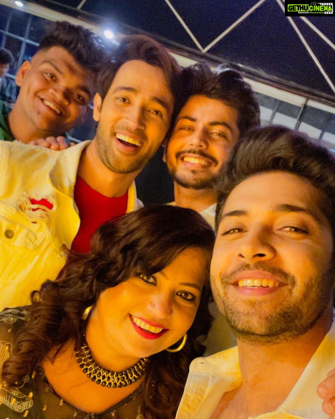 Karan Sharma Instagram - What a wonderful night it was .. I had a great time @surabhi.samriddhi ☺️.. once again Wishing your mother @sumati.mehra a long and healthy life 🤗🥰 you both arranged a superb surprise Party for her ! Keep Rocking 🤘!