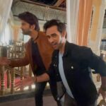 Karan Sharma Instagram – Guess which film scene is this ? : – Apko esa kyun lag raha hai ki hum log bagne wale hai ? 😉😄 @avinashmukherjee_ – some unseen fun BTS !
.
.
#sasuralsimarka2 #vivaan #aarav #brothers