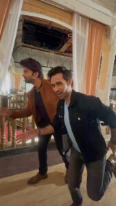 Karan Sharma Instagram - Guess which film scene is this ? : - Apko esa kyun lag raha hai ki hum log bagne wale hai ? 😉😄 @avinashmukherjee_ - some unseen fun BTS ! . . #sasuralsimarka2 #vivaan #aarav #brothers