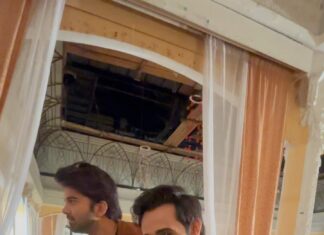 Karan Sharma Instagram - Guess which film scene is this ? : - Apko esa kyun lag raha hai ki hum log bagne wale hai ? 😉😄 @avinashmukherjee_ - some unseen fun BTS ! . . #sasuralsimarka2 #vivaan #aarav #brothers