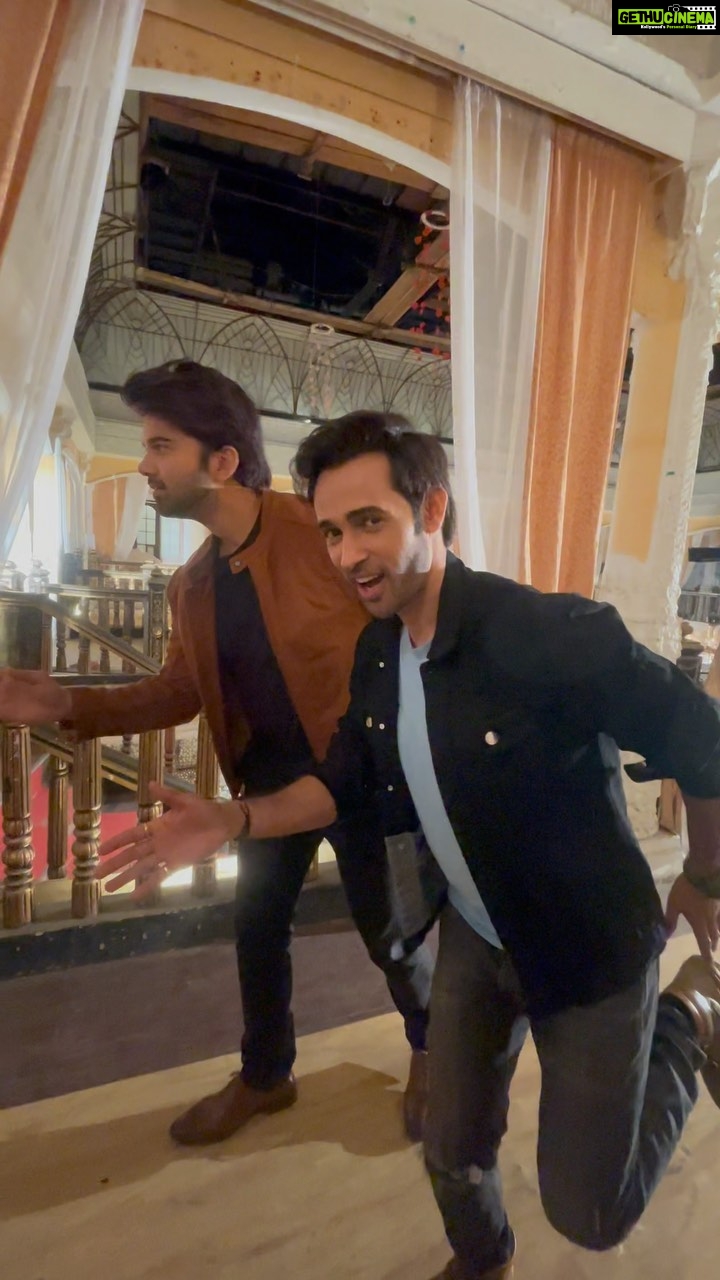 Karan Sharma Instagram - Guess which film scene is this ? : - Apko esa kyun lag raha hai ki hum log bagne wale hai ? ππ @avinashmukherjee_ - some unseen fun BTS ! . . #sasuralsimarka2 #vivaan #aarav #brothers