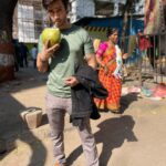 Karan Sharma Instagram - When on new year’s 1St day you plan to surprise Bappa by visiting Siddhivinayak temple.. But you find whole mumbai is here to surprise him 😬😂… and you come back home by visiting his temple from outside only 🙏🥰! . #ganpatibappamorya #sidhivinayak #blessings #karansharma