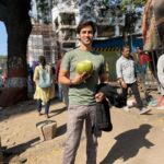 Karan Sharma Instagram - When on new year’s 1St day you plan to surprise Bappa by visiting Siddhivinayak temple.. But you find whole mumbai is here to surprise him 😬😂… and you come back home by visiting his temple from outside only 🙏🥰! . #ganpatibappamorya #sidhivinayak #blessings #karansharma