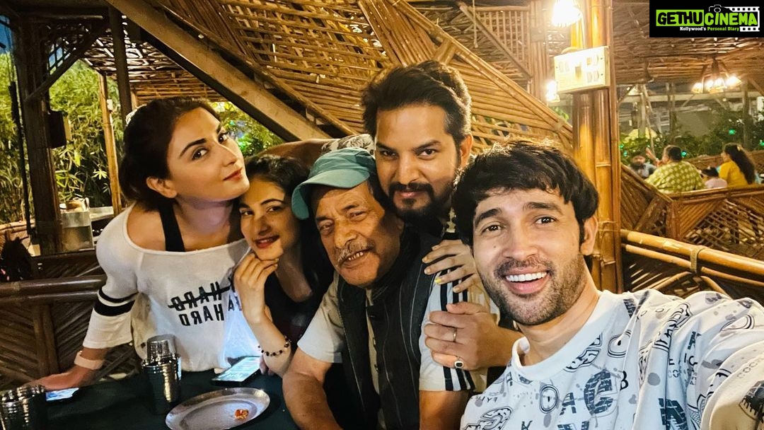 Karan Sharma Instagram - A night out with family ❤️ … we should meet often guys @rohandeep987 @nikita28sh @shivanisemwal954