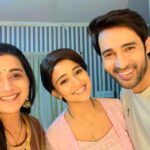 Karan Sharma Instagram - With two cuties 🥰 @i_ashisinghh @radhikamuthukumar_official #friendshipgoals #onset 🎥 . . #ashisingh #radhikamuthukumar #karansharma #meet #simar #vivaan