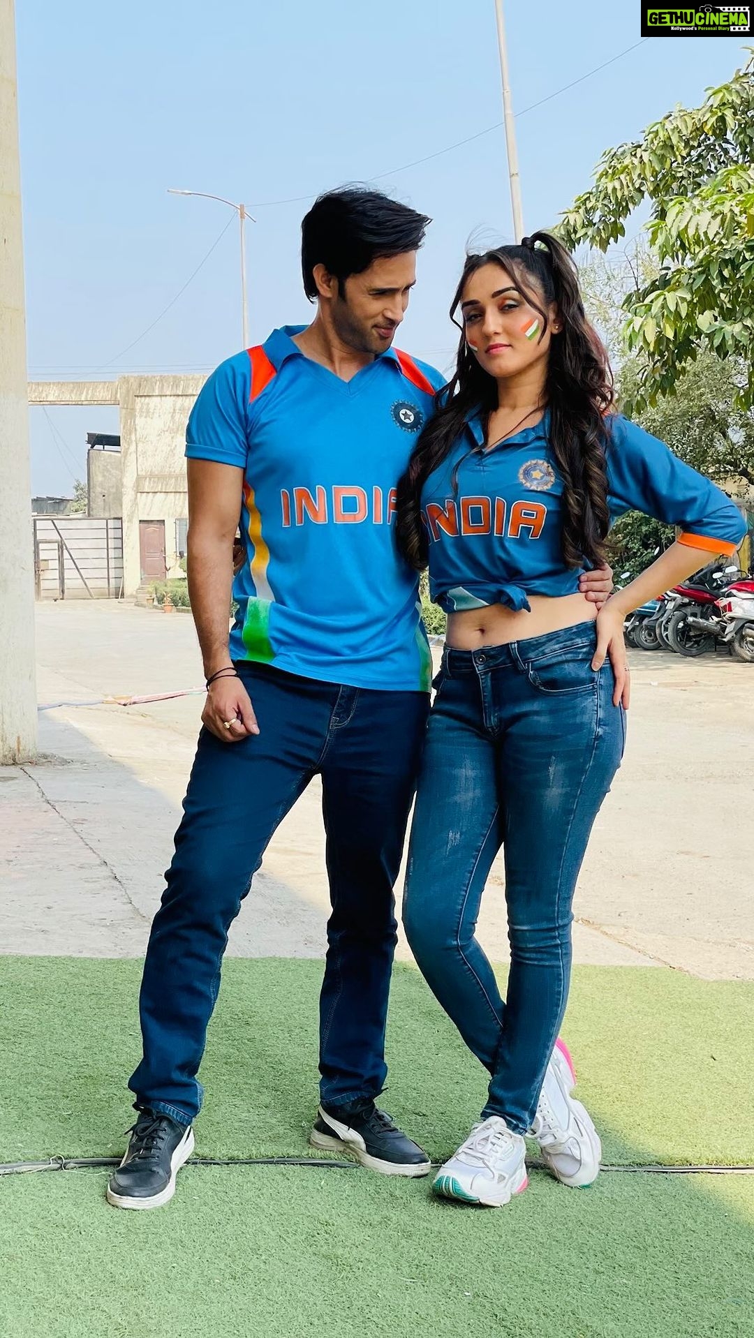 Karan Sharma Instagram - She had no idea that I was making a reel 😬.. so jesa bhi bana hai kam chala lena 😄 @tanyasharma27 #ankhanvichsurmakala #surmakaala #karansharma #tanyasharma #ssk2 #reevaan