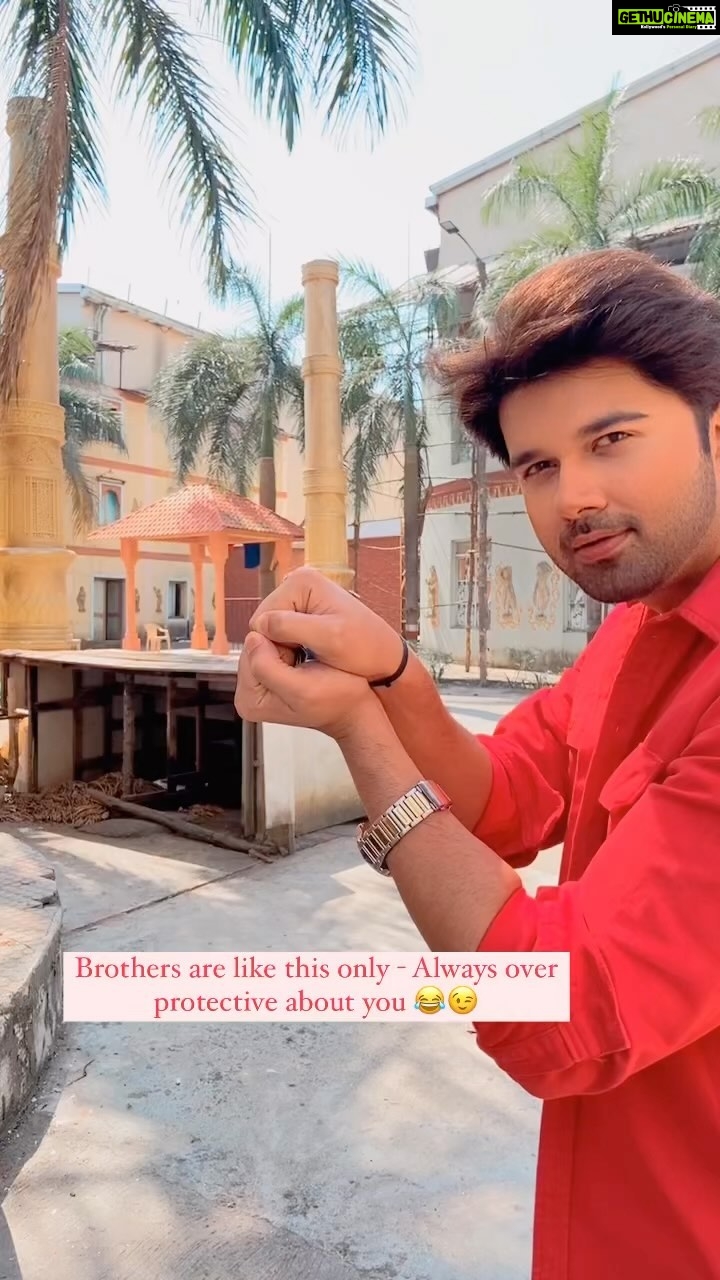 Karan Sharma Instagram - Bhai mujhe duniya ki nazron se chupake rakhna chahta hai 🤓😬😍 @avinashmukherjee_