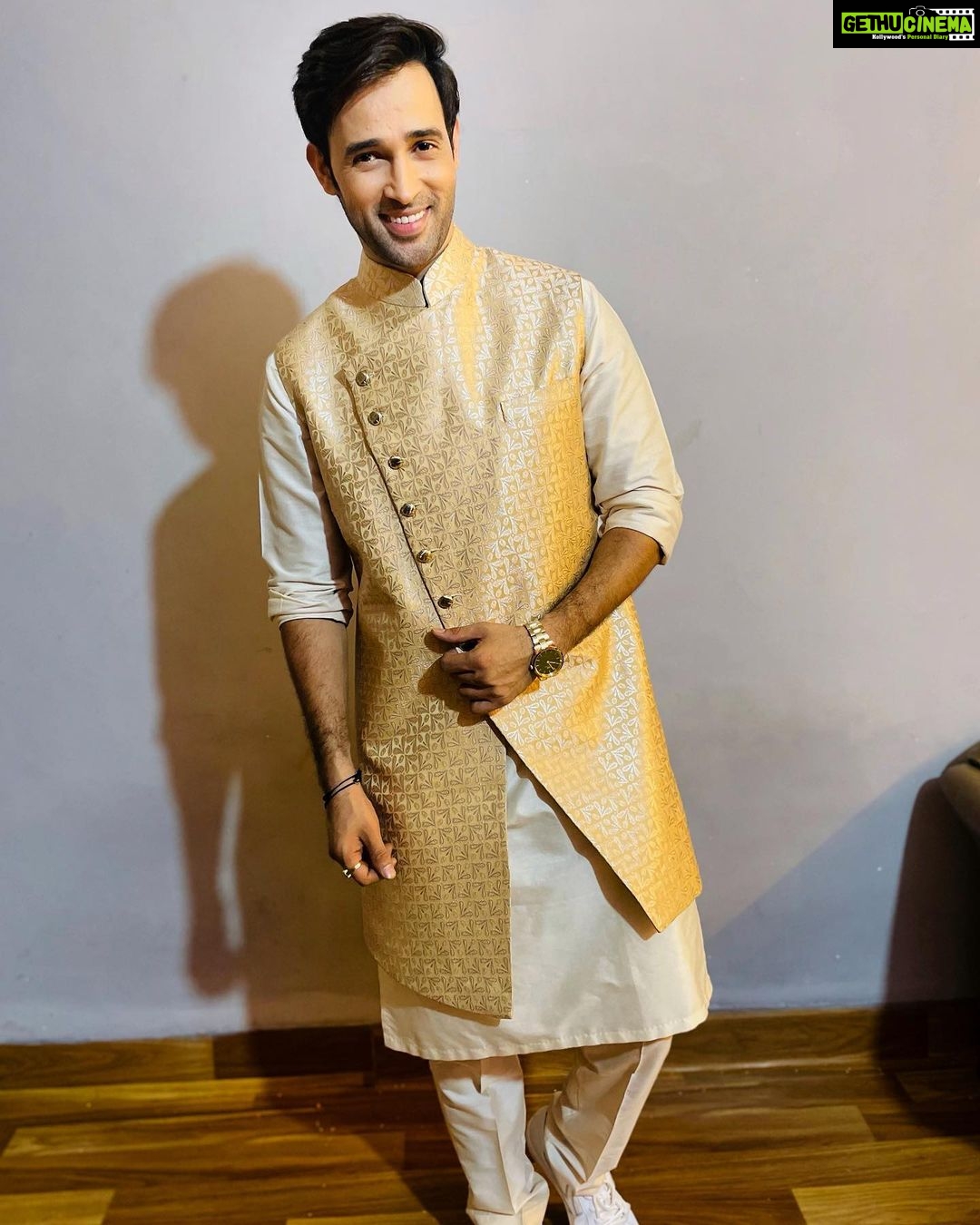 Karan Sharma Instagram - Happy Wali Diwali 🪔 sabko 🎉🤗🥰 #diwalivibes . . . Outfit: @dressageinc Sourcing Management: @gideonalliance @reemabhaduri Brand Collab @dharmishthadagia