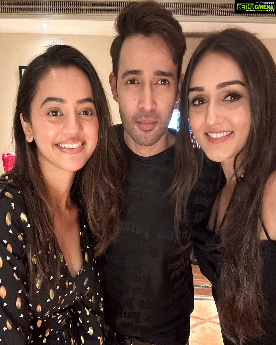 Karan Sharma Instagram - Some unseen pics from Kittuโs birthday party .. @tanyasharma27 @summitbhardwaj @sanctimonious_fanatic ๐๐ค and some last moment fun photography with Helly ๐ @hellyshahofficial ! . #friendshipgoals #karansharma #friends