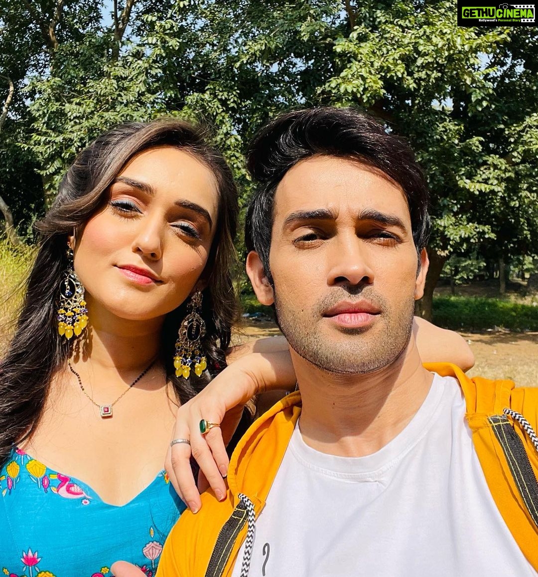 Karan Sharma Instagram - Outdoor shoot ka maza hi kuch our hai 😎 @tanyasharma27 … #sasuralsimarka2 #reevaan #vivaan #reema