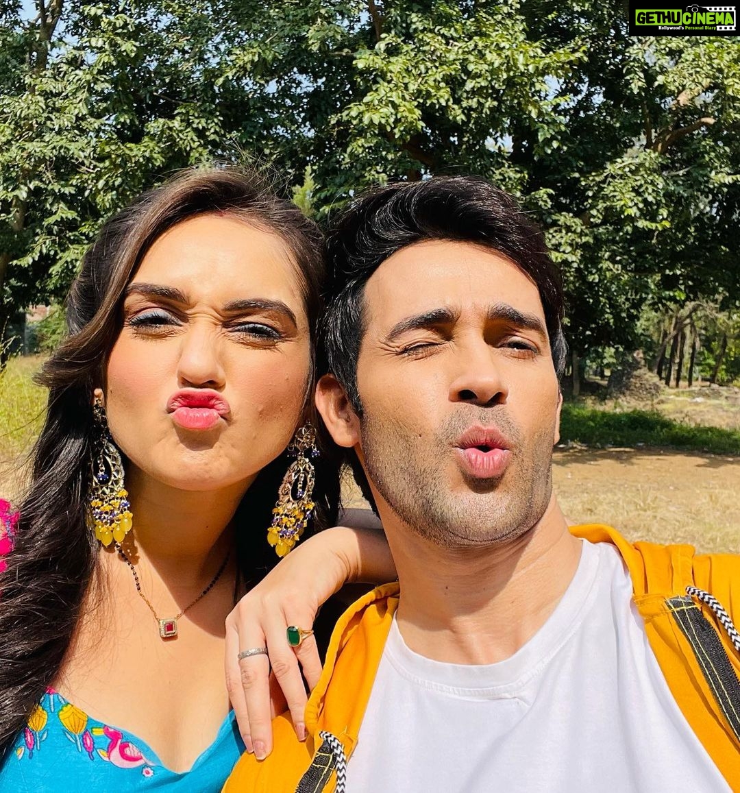 Karan Sharma Instagram - Outdoor shoot ka maza hi kuch our hai 😎 @tanyasharma27 … #sasuralsimarka2 #reevaan #vivaan #reema