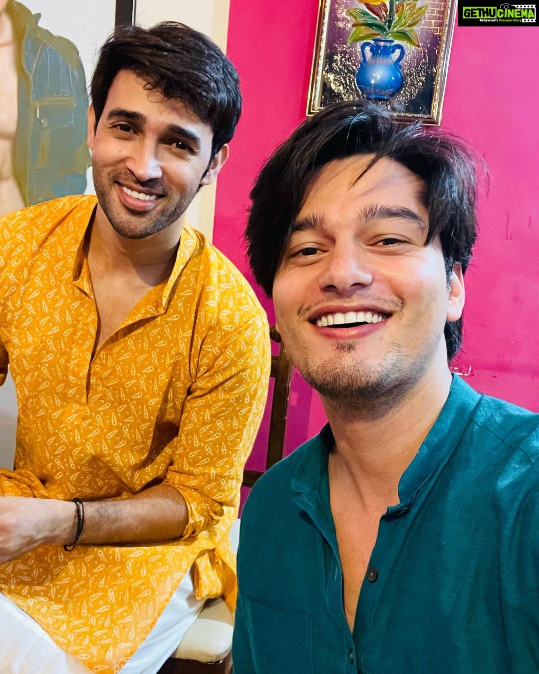Karan Sharma Instagram - Deepawali 🪔 🪔… ❤️🎉 #festivevibes #family #friends