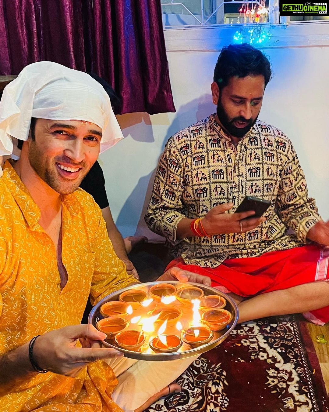 Karan Sharma Instagram - Deepawali 🪔 🪔… ❤️🎉 #festivevibes #family #friends